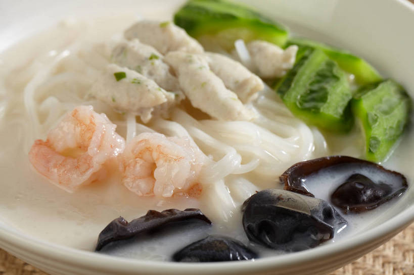 面食,面条,无人,横图,俯视,室内,特写,白天,烹饪,中餐,餐桌,桌子,黄瓜,蔬菜,新鲜,陶瓷,菌菇,面,肉,虾仁,料理,食品,陶瓷制品,菌类,木耳,菜肴,美食,肉类,米粉,米线,食物,一个,绿色,容器,碗,橙色,中式,食用菌,佳肴,有机食品,绿色食品,单个,餐台,中华料理,储藏,虾肉,黑木耳,真菌,储存,肉食,光木耳,青瓜,胡瓜,彩图,高角度拍摄,米面,贮存,shjb1