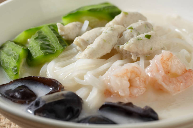 面食,面条,无人,横图,俯视,室内,特写,白天,烹饪,中餐,餐桌,桌子,黄瓜,蔬菜,新鲜,陶瓷,菌菇,面,肉,虾仁,料理,食品,陶瓷制品,菌类,木耳,菜肴,美食,肉类,米粉,米线,食物,一个,绿色,容器,碗,橙色,中式,食用菌,佳肴,有机食品,绿色食品,单个,餐台,中华料理,储藏,虾肉,黑木耳,真菌,储存,肉食,光木耳,青瓜,胡瓜,彩图,高角度拍摄,米面,贮存,shjb1