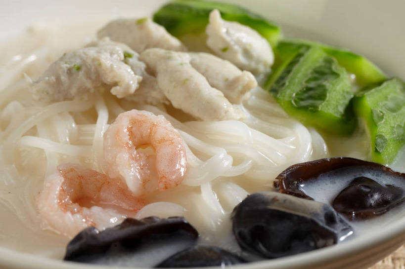 面食,面条,无人,横图,俯视,室内,特写,白天,烹饪,中餐,餐桌,桌子,黄瓜,蔬菜,新鲜,陶瓷,菌菇,面,肉,虾仁,料理,食品,陶瓷制品,菌类,木耳,菜肴,美食,肉类,米粉,米线,食物,一个,绿色,容器,碗,橙色,中式,食用菌,佳肴,有机食品,绿色食品,单个,餐台,中华料理,储藏,虾肉,黑木耳,真菌,储存,肉食,光木耳,青瓜,胡瓜,彩图,高角度拍摄,米面,贮存,shjb1