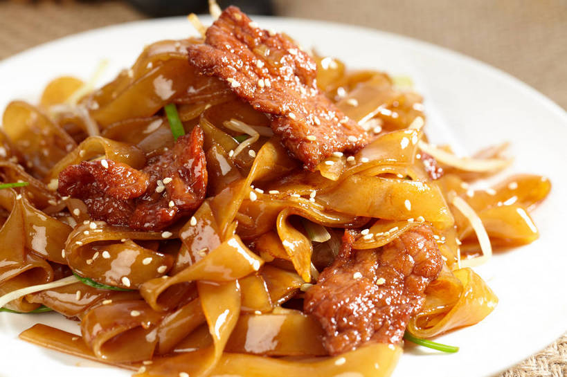 无人,横图,俯视,室内,特写,白天,烹饪,中餐,餐桌,桌子,蔬菜,餐具,新鲜,碟子,盘,葱,豆芽,青葱,肉,芝麻,牛肉,料理,食品,菜肴,美食,肉类,食物,一个,绿色,白色,盘子,碟,中式,白芝麻,佳肴,有机食品,绿色食品,单个,餐台,中华料理,豆芽菜,肉食,芽苗菜,脂麻,胡麻,白麻,巨胜子,油麻,河粉,广东菜,粤菜,彩图,高角度拍摄,粿条,沙河粉,shjb1,干炒牛河