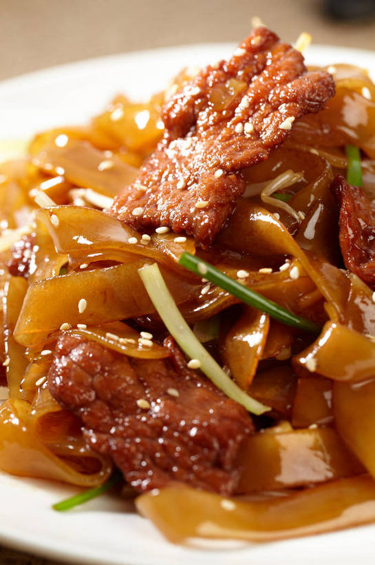 无人,竖图,俯视,室内,特写,白天,烹饪,中餐,餐桌,桌子,蔬菜,餐具,新鲜,碟子,盘,葱,豆芽,青葱,肉,芝麻,牛肉,料理,食品,菜肴,美食,肉类,食物,一个,绿色,白色,盘子,碟,中式,白芝麻,佳肴,有机食品,绿色食品,单个,餐台,中华料理,豆芽菜,肉食,芽苗菜,脂麻,胡麻,白麻,巨胜子,油麻,河粉,广东菜,粤菜,彩图,高角度拍摄,粿条,沙河粉,shjb1,干炒牛河