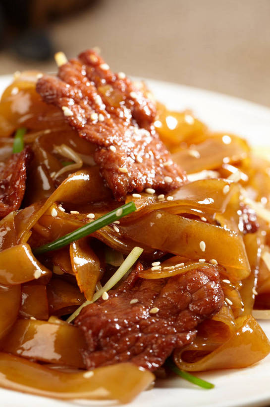 无人,竖图,俯视,室内,特写,白天,烹饪,中餐,餐桌,桌子,蔬菜,餐具,新鲜,碟子,盘,葱,豆芽,青葱,肉,芝麻,牛肉,料理,食品,菜肴,美食,肉类,食物,一个,绿色,白色,盘子,碟,中式,白芝麻,佳肴,有机食品,绿色食品,单个,餐台,中华料理,豆芽菜,肉食,芽苗菜,脂麻,胡麻,白麻,巨胜子,油麻,河粉,广东菜,粤菜,彩图,高角度拍摄,粿条,沙河粉,shjb1,干炒牛河