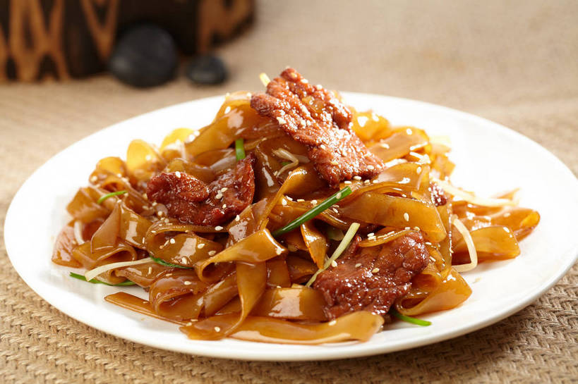 无人,横图,俯视,室内,特写,白天,烹饪,中餐,餐桌,桌子,蔬菜,餐具,新鲜,碟子,盘,葱,豆芽,青葱,肉,芝麻,牛肉,料理,食品,菜肴,美食,肉类,食物,一个,绿色,白色,盘子,碟,中式,白芝麻,佳肴,有机食品,绿色食品,单个,餐台,中华料理,豆芽菜,肉食,芽苗菜,脂麻,胡麻,白麻,巨胜子,油麻,河粉,广东菜,粤菜,彩图,高角度拍摄,粿条,沙河粉,shjb1,干炒牛河