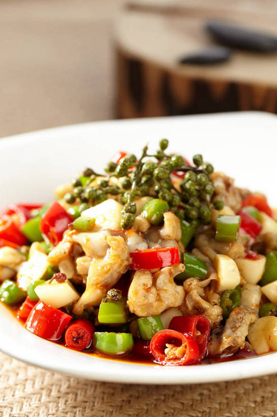 无人,竖图,俯视,室内,特写,白天,烹饪,中餐,餐桌,桌子,野生动物,辣椒,蔬菜,餐具,一堆,许多,切开,堆叠,堆积,新鲜,碟子,盘,青椒,调料,调味,酱料,酱汁,肉,香料,佐料,料理,食品,调味品,很多,调味料,酱,牛蛙,菜肴,美食,肉类,食物,一个,动物,盘子,碟,切,中式,可爱,活泼,佳肴,有机食品,绿色食品,单个,餐台,中华料理,堆,花椒,山椒,配料,干辣椒,脱水,剖面,肉食,切面,辣角,红海椒,大椒,辣虎,广椒,作料,大花椒,狗椒,红花椒,青花椒,蜀椒,香椒,辣子,红辣椒,红椒,海椒,番椒,彩图,高角度拍摄,干海椒,筒筒辣角,赣菜,江西菜,shjb1,香辣牛蛙