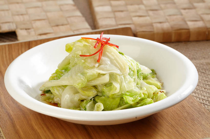 无人,横图,俯视,室内,特写,白天,烹饪,中餐,餐桌,桌子,辣椒,蔬菜,椰菜,卷心菜,叶子,新鲜,陶瓷,料理,食品,绿叶,陶瓷制品,冷盘,菜肴,美食,食物,一个,红色,绿色,容器,碗,中式,嫩叶,甘蓝,冷菜,凉菜,佳肴,有机食品,绿色食品,单个,餐台,中华料理,储藏,储存,辣角,红海椒,大椒,辣虎,广椒,甘蓝菜,叶,叶片,辣子,结球甘蓝,红辣椒,海椒,甘兰,番椒,包心菜,彩图,高角度拍摄,圆白菜,贮存,凉拌卷心菜,shjb1