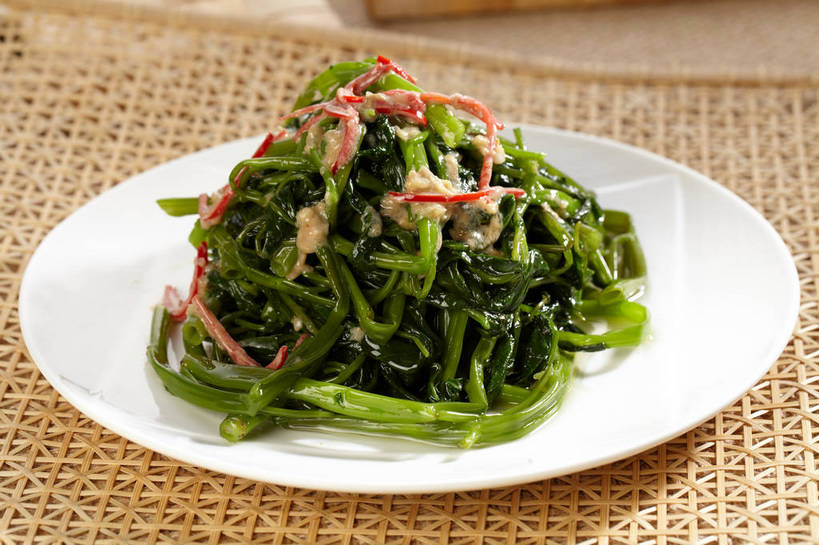 无人,横图,俯视,室内,特写,白天,烹饪,中餐,餐桌,桌子,辣椒,蔬菜,餐具,叶子,新鲜,碟子,盘,调料,酱料,酱汁,佐料,料理,食品,绿叶,调味品,调味料,酱,菜肴,美食,食物,一个,红色,绿色,白色,盘子,碟,中式,嫩叶,佳肴,有机食品,绿色食品,单个,餐台,中华料理,空心菜,辣角,红海椒,大椒,辣虎,广椒,空筒菜,藤菜,藤藤菜,蓊菜,蕹菜,竹叶菜,叶,叶片,辣子,红辣椒,海椒,番椒,彩图,高角度拍摄,shjb1,炒空心菜,清炒空心菜