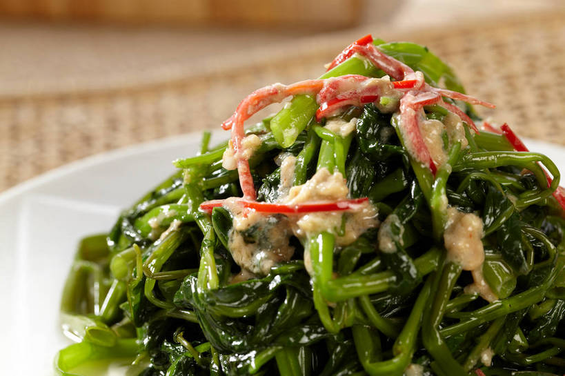 无人,横图,俯视,室内,特写,白天,烹饪,中餐,餐桌,桌子,辣椒,蔬菜,餐具,叶子,新鲜,碟子,盘,调料,酱料,酱汁,佐料,料理,食品,绿叶,调味品,调味料,酱,菜肴,美食,食物,一个,红色,绿色,白色,盘子,碟,中式,嫩叶,佳肴,有机食品,绿色食品,单个,餐台,中华料理,空心菜,辣角,红海椒,大椒,辣虎,广椒,空筒菜,藤菜,藤藤菜,蓊菜,蕹菜,竹叶菜,叶,叶片,辣子,红辣椒,海椒,番椒,彩图,高角度拍摄,shjb1,炒空心菜,清炒空心菜