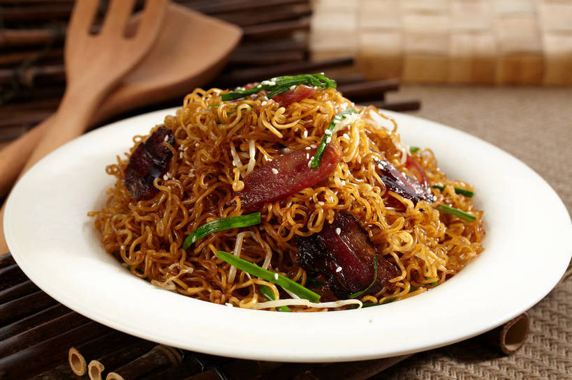 面食,面条,无人,横图,俯视,室内,特写,白天,烹饪,中餐,餐桌,桌子,蔬菜,餐具,朦胧,模糊,新鲜,木制,叉子,碟子,盘,勺子,豆芽,韭菜,面,肉,芝麻,料理,食品,粉丝,菜肴,美食,肉类,食物,两个,绿色,白色,盘子,木制品,调羹,碟,汤匙,中式,白芝麻,佳肴,有机食品,绿色食品,餐台,中华料理,豆芽菜,肉食,起阳草,餐叉,芽苗菜,韭,山韭,长生韭,脂麻,胡麻,白麻,巨胜子,油麻,冬粉,进餐用具,彩图,高角度拍摄,shjb1,炒粉丝