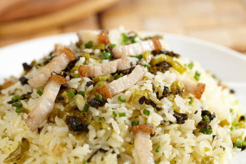 米饭,无人,横图,俯视,室内,特写,白天,烹饪,中餐,餐桌,桌子,蔬菜,餐具,朦胧,模糊,新鲜,碟子,盘,葱,青葱,炒饭,肉,料理,食品,饭,酸菜,菜肴,美食,肉类,食物,腌制,一个,绿色,盘子,碟,中式,佳肴,有机食品,绿色食品,单个,餐台,中华料理,五谷,肉食,腌制食品,彩图,高角度拍摄,shjb1,肉丁炒饭