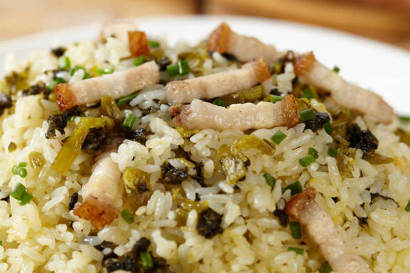 米饭,无人,横图,俯视,室内,特写,白天,烹饪,中餐,餐桌,桌子,蔬菜,餐具,朦胧,模糊,新鲜,碟子,盘,葱,青葱,炒饭,肉,料理,食品,饭,酸菜,菜肴,美食,肉类,食物,腌制,一个,绿色,盘子,碟,中式,佳肴,有机食品,绿色食品,单个,餐台,中华料理,五谷,肉食,腌制食品,彩图,高角度拍摄,shjb1,肉丁炒饭