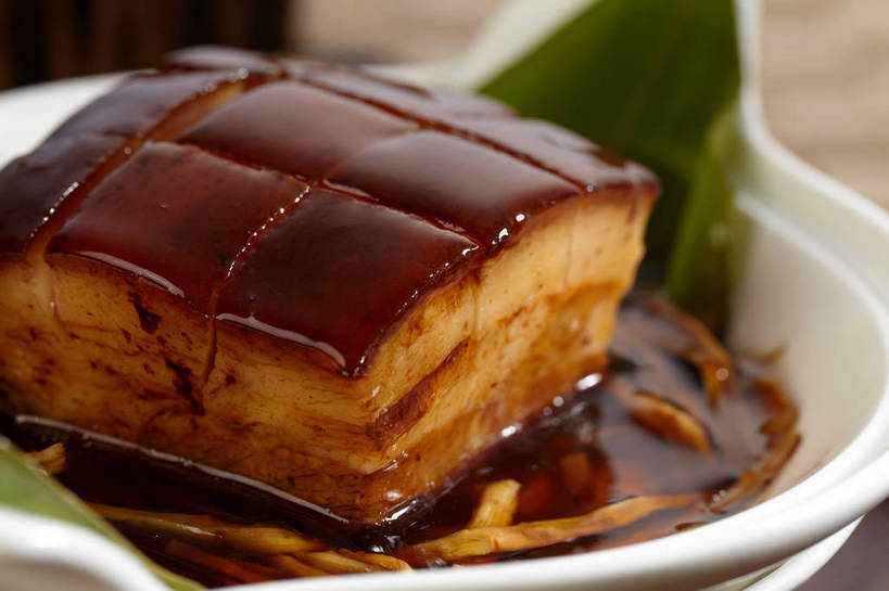 无人,横图,俯视,室内,特写,白天,烹饪,中餐,餐桌,桌子,蔬菜,叶子,一排,切开,朦胧,模糊,新鲜,整齐,并列,并排,陶瓷,调料,酱料,酱汁,肉,佐料,料理,食品,绿叶,陶瓷制品,调味品,调味料,猪肉,酱,菜肴,美食,肉类,食物,排列,一个,容器,碗,红烧肉,切,中式,嫩叶,佳肴,有机食品,绿色食品,单个,餐台,中华料理,储藏,储存,队列,五花肉,平行,剖面,肉食,东坡肉,切面,豚肉,肋条肉,三层肉,叶,叶片,彩图,高角度拍摄,浙江菜,浙菜,贮存,shjb1