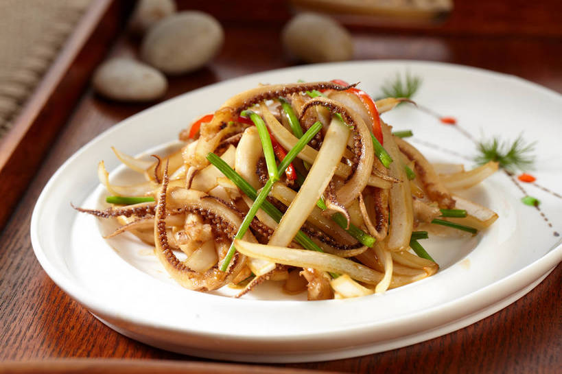 海鲜,无人,横图,俯视,室内,特写,白天,烹饪,中餐,石头,餐桌,桌子,鱿鱼,辣椒,蔬菜,洋葱,餐具,一堆,许多,堆叠,堆积,朦胧,模糊,新鲜,木制,碟子,盘,石子,陶瓷,炒菜,料理,食品,陶瓷制品,很多,水产,菜肴,美食,海洋生物,食物,两个,盘子,木制品,碟,中式,鹅卵石,佳肴,有机食品,绿色食品,餐台,中华料理,堆,玉葱,水生动物,海产品,水生物,按摩石,海底动物,辣角,红海椒,大椒,辣虎,广椒,鱿鱼须,荷兰葱,石块,柔鱼,枪乌贼,圆葱,洋葱头,球葱,辣子,红辣椒,海椒,番椒,葱头,彩图,高角度拍摄,贵州菜,黔菜,shjb1