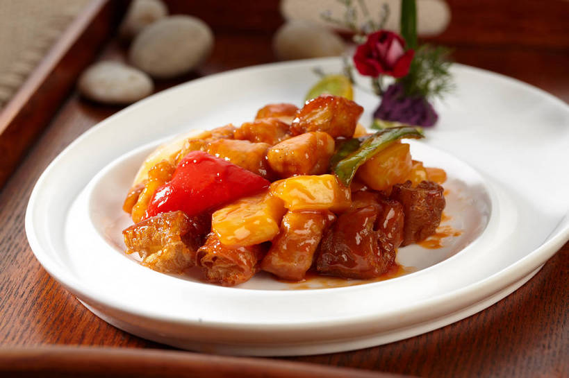 无人,横图,俯视,室内,特写,白天,烹饪,中餐,石头,餐桌,桌子,菠萝,辣椒,餐具,水果,一堆,许多,堆叠,堆积,朦胧,模糊,新鲜,木制,碟子,盘,石子,陶瓷,调料,酱料,酱汁,肉,生食,佐料,料理,食品,果实,陶瓷制品,调味品,很多,调味料,咕咾肉,咕噜肉,猪肉,酱,菜肴,美食,肉类,食物,两个,黄色,红色,盘子,木制品,碟,中式,鹅卵石,佳肴,有机食品,绿色食品,餐台,中华料理,堆,里脊肉,肉食,按摩石,辣角,红海椒,大椒,辣虎,广椒,豚肉,甜酸肉,广东菜,粤菜,石块,凤梨,辣子,红辣椒,海椒,番椒,彩图,高角度拍摄,里脊,猪里脊肉,菠萝咕噜肉,菠萝咕咾肉,菠萝古老肉,shjb1