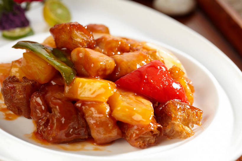 无人,横图,俯视,室内,特写,白天,烹饪,中餐,石头,餐桌,桌子,菠萝,辣椒,餐具,水果,一堆,许多,堆叠,堆积,朦胧,模糊,新鲜,木制,碟子,盘,石子,陶瓷,调料,酱料,酱汁,肉,生食,佐料,料理,食品,果实,陶瓷制品,调味品,很多,调味料,咕咾肉,咕噜肉,猪肉,酱,菜肴,美食,肉类,食物,两个,黄色,红色,盘子,木制品,碟,中式,鹅卵石,佳肴,有机食品,绿色食品,餐台,中华料理,堆,里脊肉,肉食,按摩石,辣角,红海椒,大椒,辣虎,广椒,豚肉,甜酸肉,广东菜,粤菜,石块,凤梨,辣子,红辣椒,海椒,番椒,彩图,高角度拍摄,里脊,猪里脊肉,菠萝咕噜肉,菠萝咕咾肉,菠萝古老肉,shjb1