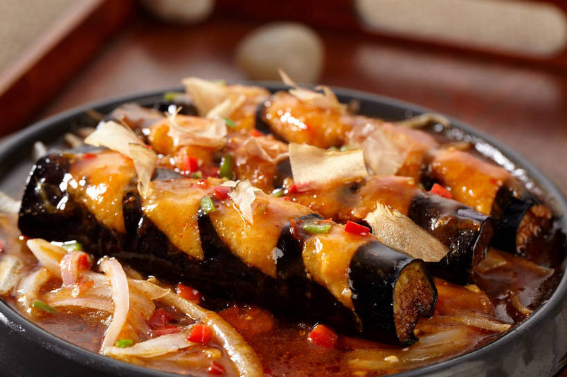 海鲜,无人,横图,俯视,室内,特写,白天,烹饪,中餐,餐桌,桌子,辣椒,茄子,蔬菜,洋葱,餐具,一排,切开,朦胧,模糊,新鲜,整齐,木制,鱼,碟子,盘,调料,酱料,酱汁,佐料,料理,食品,鲣鱼,调味品,调味料,水产,酱,菜肴,美食,鱼类,海洋生物,食物,排列,两个,盘子,木制品,碟,切,中式,佳肴,有机食品,绿色食品,餐台,中华料理,队列,玉葱,水生动物,海产品,水生物,剖面,海底动物,切面,辣角,红海椒,大椒,辣虎,广椒,小金枪鱼,炸弹鱼,荷兰葱,圆葱,洋葱头,球葱,落苏,酪酥,辣子,昆仑瓜,红辣椒,海椒,番椒,葱头,矮瓜,彩图,高角度拍摄,柴鱼片,木鱼花,shjb1,铁板茄子