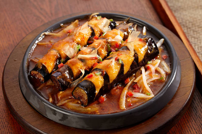 海鲜,无人,横图,俯视,室内,特写,白天,烹饪,中餐,餐桌,桌子,辣椒,茄子,蔬菜,洋葱,餐具,一排,切开,朦胧,模糊,新鲜,整齐,木制,鱼,碟子,盘,调料,酱料,酱汁,佐料,料理,食品,鲣鱼,调味品,调味料,水产,酱,菜肴,美食,鱼类,海洋生物,食物,排列,两个,盘子,木制品,碟,切,中式,佳肴,有机食品,绿色食品,餐台,中华料理,队列,玉葱,水生动物,海产品,水生物,剖面,海底动物,切面,辣角,红海椒,大椒,辣虎,广椒,小金枪鱼,炸弹鱼,荷兰葱,圆葱,洋葱头,球葱,落苏,酪酥,辣子,昆仑瓜,红辣椒,海椒,番椒,葱头,矮瓜,彩图,高角度拍摄,柴鱼片,木鱼花,shjb1,铁板茄子