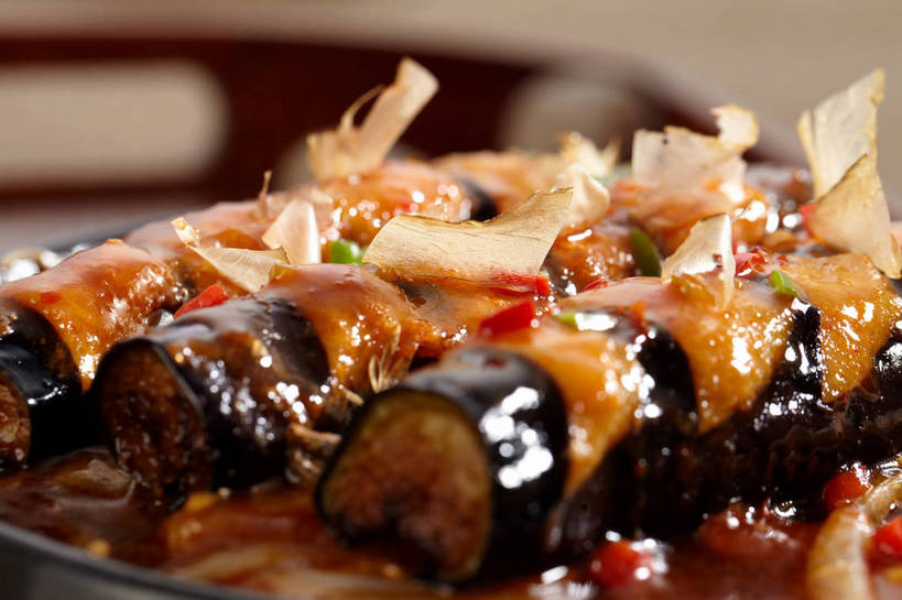 海鲜,无人,横图,俯视,室内,特写,白天,烹饪,中餐,餐桌,桌子,辣椒,茄子,蔬菜,洋葱,餐具,一排,切开,朦胧,模糊,新鲜,整齐,木制,鱼,碟子,盘,调料,酱料,酱汁,佐料,料理,食品,鲣鱼,调味品,调味料,水产,酱,菜肴,美食,鱼类,海洋生物,食物,排列,两个,盘子,木制品,碟,切,中式,佳肴,有机食品,绿色食品,餐台,中华料理,队列,玉葱,水生动物,海产品,水生物,剖面,海底动物,切面,辣角,红海椒,大椒,辣虎,广椒,小金枪鱼,炸弹鱼,荷兰葱,圆葱,洋葱头,球葱,落苏,酪酥,辣子,昆仑瓜,红辣椒,海椒,番椒,葱头,矮瓜,彩图,高角度拍摄,柴鱼片,木鱼花,shjb1,铁板茄子