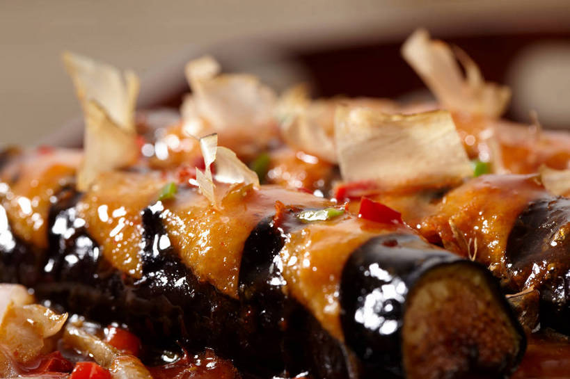 海鲜,无人,横图,俯视,室内,特写,白天,烹饪,中餐,餐桌,桌子,辣椒,茄子,蔬菜,洋葱,餐具,一排,切开,朦胧,模糊,新鲜,整齐,木制,鱼,碟子,盘,调料,酱料,酱汁,佐料,料理,食品,鲣鱼,调味品,调味料,水产,酱,菜肴,美食,鱼类,海洋生物,食物,排列,两个,盘子,木制品,碟,切,中式,佳肴,有机食品,绿色食品,餐台,中华料理,队列,玉葱,水生动物,海产品,水生物,剖面,海底动物,切面,辣角,红海椒,大椒,辣虎,广椒,小金枪鱼,炸弹鱼,荷兰葱,圆葱,洋葱头,球葱,落苏,酪酥,辣子,昆仑瓜,红辣椒,海椒,番椒,葱头,矮瓜,彩图,高角度拍摄,柴鱼片,木鱼花,shjb1,铁板茄子