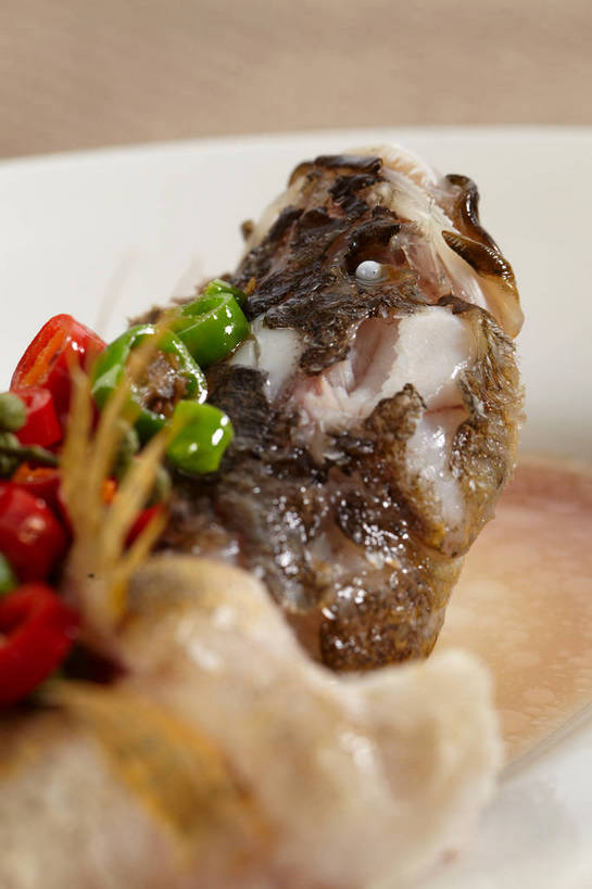 无人,竖图,俯视,室内,特写,白天,烹饪,中餐,餐桌,桌子,辣椒,蔬菜,餐具,一条,切开,新鲜,鱼,碟子,盘,青椒,调料,调味,酱料,酱汁,香料,佐料,料理,食品,调味品,调味料,酱,菜肴,美食,鱼类,食物,一个,红色,绿色,盘子,碟,切,中式,佳肴,有机食品,绿色食品,单个,餐台,中华料理,鲈鱼,花椒,山椒,配料,清蒸,剖面,切面,辣角,红海椒,大椒,辣虎,广椒,作料,花鲈,鲈板,鲈子鱼,广东菜,粤菜,大花椒,狗椒,红花椒,青花椒,蜀椒,香椒,辣子,红辣椒,红椒,海椒,番椒,彩图,高角度拍摄,清蒸菜,麻椒,清蒸鲈鱼,shjb1