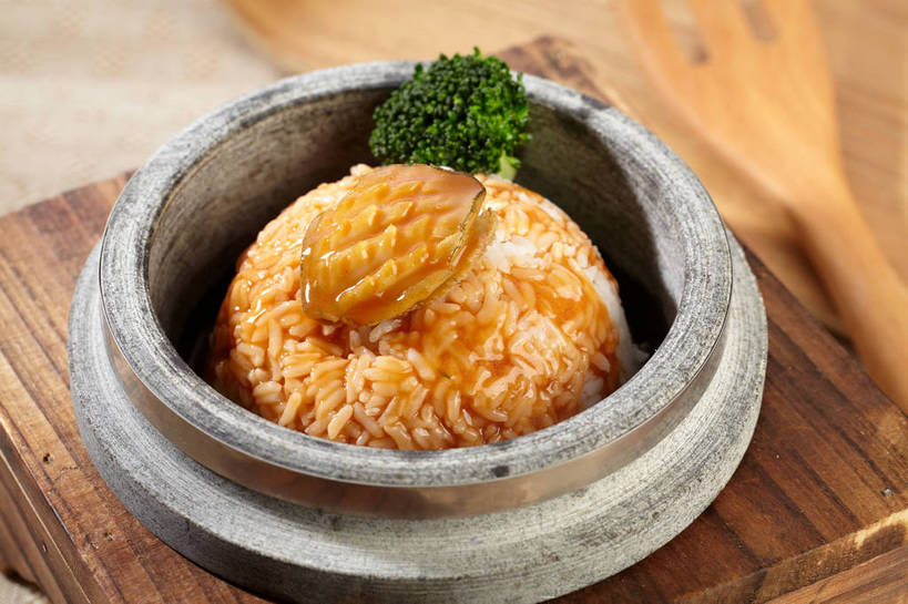 海鲜,米饭,无人,横图,俯视,室内,特写,白天,烹饪,中餐,餐桌,桌子,蔬菜,新鲜,木制,陶瓷,西兰花,调料,酱料,酱汁,肉,鱼肉,佐料,料理,食品,案板,陶瓷制品,饭,调味品,调味料,水产,酱,菜肴,美食,肉类,海洋生物,砧板,食物,一个,绿色,木制品,容器,碗,中式,鲍鱼,佳肴,有机食品,绿色食品,单个,餐台,中华料理,储藏,石决明,五谷,储存,水生动物,海产品,水生物,肉食,海底动物,鳆鱼,镜面鱼,明目鱼,甘蓝花,彩图,高角度拍摄,绿菜花,绿花菜,青花菜,蔬菜皇冠,贮存,shjb1,鲍鱼捞饭,捞饭