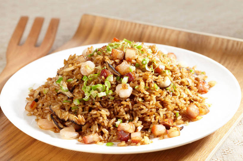 米饭,无人,横图,俯视,室内,特写,白天,烹饪,中餐,餐桌,桌子,蔬菜,餐具,一堆,许多,阴影,堆叠,堆积,新鲜,反射,木制,碟子,盘,影子,勺子,葱,菌菇,青葱,香菇,炒饭,调料,肉,虾仁,料理,食品,饭,调味品,很多,调味料,菌类,酱油,菜肴,美食,肉类,食物,三个,盘子,木制品,调羹,碟,汤匙,中式,食用菌,佳肴,有机食品,绿色食品,餐台,中华料理,堆,虾肉,五谷,真菌,肉食,椎茸,豉油,彩图,高角度拍摄,酱油炒饭,平庄菇,香菌,香蕈,shjb1