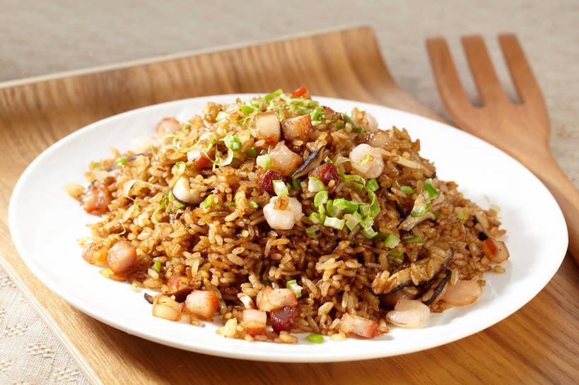 米饭,无人,横图,俯视,室内,特写,白天,烹饪,中餐,餐桌,桌子,蔬菜,餐具,一堆,许多,阴影,堆叠,堆积,新鲜,反射,木制,碟子,盘,影子,勺子,葱,菌菇,青葱,香菇,炒饭,调料,肉,虾仁,料理,食品,饭,调味品,很多,调味料,菌类,酱油,菜肴,美食,肉类,食物,三个,盘子,木制品,调羹,碟,汤匙,中式,食用菌,佳肴,有机食品,绿色食品,餐台,中华料理,堆,虾肉,五谷,真菌,肉食,椎茸,豉油,彩图,高角度拍摄,酱油炒饭,平庄菇,香菌,香蕈,shjb1