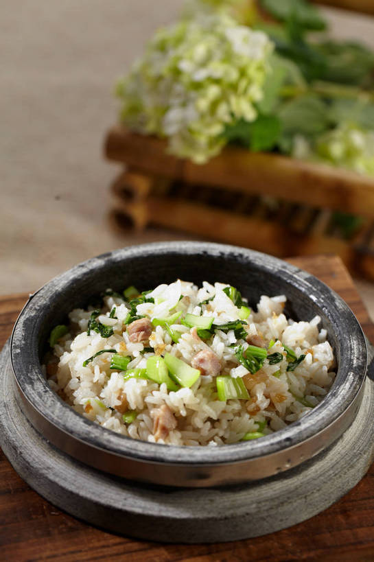 米饭,无人,竖图,俯视,室内,特写,白天,烹饪,中餐,餐桌,桌子,蔬菜,叶子,朦胧,模糊,新鲜,盛开,陶瓷,肉,料理,食品,绿叶,陶瓷制品,饭,花蕾,菜肴,美食,肉类,花,花瓣,花朵,鲜花,食物,一个,容器,碗,花苞,花蕊,中式,嫩叶,佳肴,有机食品,绿色食品,单个,餐台,中华料理,储藏,五谷,储存,肉食,菜饭,叶,叶片,彩图,高角度拍摄,贮存,shjb1