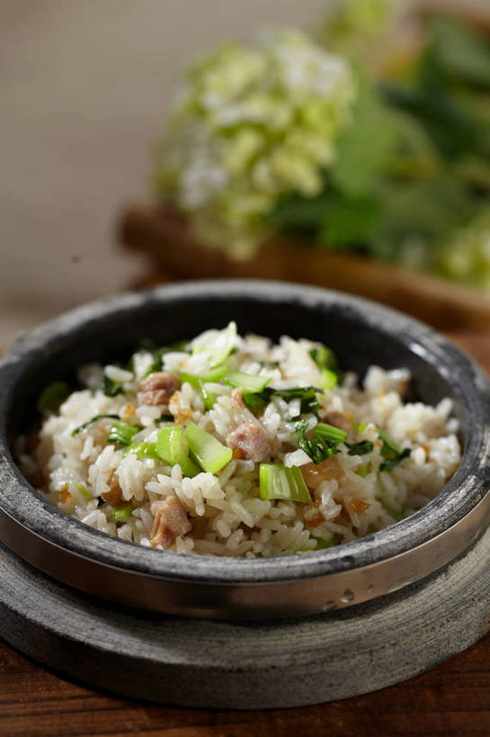 米饭,无人,竖图,俯视,室内,特写,白天,烹饪,中餐,餐桌,桌子,蔬菜,叶子,朦胧,模糊,新鲜,盛开,陶瓷,肉,料理,食品,绿叶,陶瓷制品,饭,花蕾,菜肴,美食,肉类,花,花瓣,花朵,鲜花,食物,一个,容器,碗,花苞,花蕊,中式,嫩叶,佳肴,有机食品,绿色食品,单个,餐台,中华料理,储藏,五谷,储存,肉食,菜饭,叶,叶片,彩图,高角度拍摄,贮存,shjb1