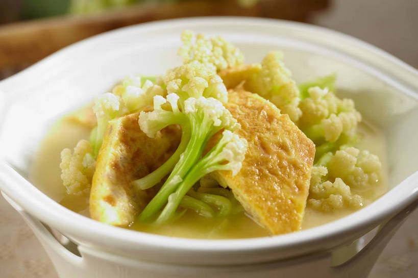 豆腐,无人,横图,俯视,室内,特写,白天,烹饪,中餐,餐桌,桌子,蔬菜,一堆,许多,堆叠,堆积,朦胧,模糊,新鲜,陶瓷,花菜,花椰菜,调料,酱料,酱汁,佐料,料理,食品,陶瓷制品,调味品,很多,调味料,豆腐干,酱,菜肴,美食,菜花,食物,一个,黄色,绿色,容器,碗,中式,佳肴,有机食品,绿色食品,单个,餐台,中华料理,储藏,豆干,堆,椰菜花,豆制品,储存,彩图,高角度拍摄,干子,素火腿,贮存,shjb1