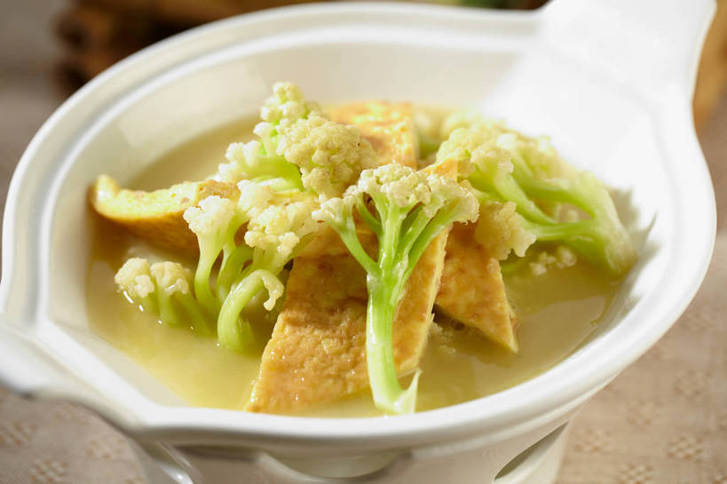 豆腐,无人,横图,俯视,室内,特写,白天,烹饪,中餐,餐桌,桌子,蔬菜,一堆,许多,堆叠,堆积,朦胧,模糊,新鲜,陶瓷,花菜,花椰菜,调料,酱料,酱汁,佐料,料理,食品,陶瓷制品,调味品,很多,调味料,豆腐干,酱,菜肴,美食,菜花,食物,一个,黄色,绿色,容器,碗,中式,佳肴,有机食品,绿色食品,单个,餐台,中华料理,储藏,豆干,堆,椰菜花,豆制品,储存,彩图,高角度拍摄,干子,素火腿,贮存,shjb1