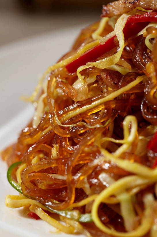 面食,面条,无人,竖图,俯视,室内,特写,白天,烹饪,中餐,餐桌,桌子,辣椒,蔬菜,餐具,一堆,许多,堆叠,堆积,朦胧,模糊,新鲜,碟子,盘,蛋,蛋皮,鸡蛋,面,肉,料理,食品,很多,粉丝,肉糜,肉末,菜肴,美食,肉类,食物,一个,红色,绿色,盘子,碟,中式,佳肴,有机食品,绿色食品,单个,餐台,中华料理,堆,肉食,辣角,红海椒,大椒,辣虎,广椒,卵,冬粉,辣子,红辣椒,海椒,番椒,彩图,高角度拍摄,鸡卵,鸡子,shjb1,炒粉丝,肉末炒粉丝