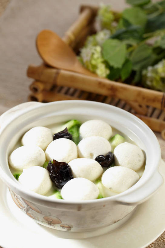 无人,竖图,俯视,室内,特写,白天,烹饪,中餐,餐桌,桌子,蔬菜,餐具,叶子,新鲜,盛开,碟子,盘,陶瓷,菌菇,青菜,肉,汤,鱼肉,料理,食品,绿叶,陶瓷制品,丸子,菌类,花蕾,木耳,菜肴,美食,肉类,肉丸,鱼丸,花,花瓣,花朵,鲜花,食物,两个,绿色,盘子,容器,碟,碗,花苞,花蕊,中式,嫩叶,食用菌,佳肴,有机食品,绿色食品,餐台,中华料理,储藏,黑木耳,真菌,储存,小白菜,肉食,不结球白菜,光木耳,本帮菜,沪菜,上海菜,叶,叶片,彩图,高角度拍摄,贮存,鱼丸汤,shjb1,黑木耳鱼丸汤