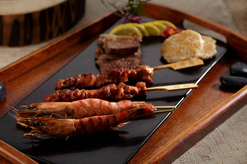 海鲜,骨骼,无人,横图,俯视,室内,特写,白天,烹饪,烧烤,餐桌,桌子,柠檬,餐具,水果,一排,切开,朦胧,模糊,新鲜,整齐,木制,碟子,盘,陶瓷,鸡肉,肉,生食,虾,料理,食品,果实,陶瓷制品,骨头,水产,菜肴,美食,肉类,竹签,海洋生物,食物,排列,两个,黄色,黑色,盘子,木制品,碟,切,佳肴,有机食品,绿色食品,对虾,餐台,骨架,队列,水生动物,海产品,水生物,剖面,肉食,海底动物,骨肉相连,切面,取食签,软骨,益母果,柠果,彩图,高角度拍摄,shjb1