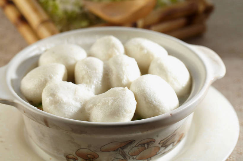 无人,横图,俯视,室内,特写,白天,烹饪,中餐,餐桌,桌子,餐具,叶子,朦胧,模糊,木制,碟子,盘,勺子,陶瓷,肉,汤,鱼肉,料理,食品,绿叶,陶瓷制品,丸子,菜肴,美食,肉类,肉丸,鱼丸,食物,三个,绿色,白色,盘子,木制品,容器,调羹,碟,汤匙,碗,中式,嫩叶,佳肴,餐台,中华料理,储藏,储存,肉食,本帮菜,沪菜,上海菜,叶,叶片,彩图,高角度拍摄,贮存,鱼丸汤,shjb1