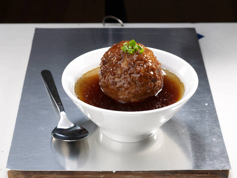 无人,横图,俯视,室内,特写,白天,烹饪,中餐,餐桌,桌子,蔬菜,金属制品,新鲜,金属,勺子,陶瓷,葱,青葱,调料,红烧,酱料,酱汁,肉,佐料,料理,食品,陶瓷制品,调味品,调味料,猪肉,酱,菜肴,美食,肉类,食物,两个,一个,绿色,倒影,容器,调羹,汤匙,碗,中式,佳肴,有机食品,绿色食品,单个,餐台,中华料理,储藏,倒映,储存,狮子头,肉食,豚肉,反照,红烧菜,彩图,高角度拍摄,红烧狮子头,贮存,shjb1