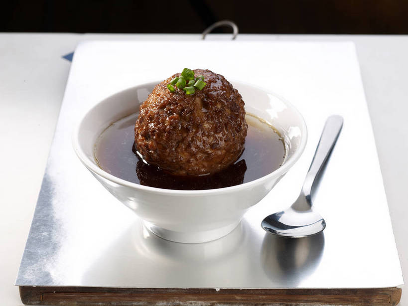 无人,横图,俯视,室内,特写,白天,烹饪,中餐,餐桌,桌子,蔬菜,金属制品,新鲜,金属,勺子,陶瓷,葱,青葱,调料,红烧,酱料,酱汁,肉,佐料,料理,食品,陶瓷制品,调味品,调味料,猪肉,酱,菜肴,美食,肉类,食物,两个,一个,绿色,倒影,容器,调羹,汤匙,碗,中式,佳肴,有机食品,绿色食品,单个,餐台,中华料理,储藏,倒映,储存,狮子头,肉食,豚肉,反照,红烧菜,彩图,高角度拍摄,红烧狮子头,贮存,shjb1