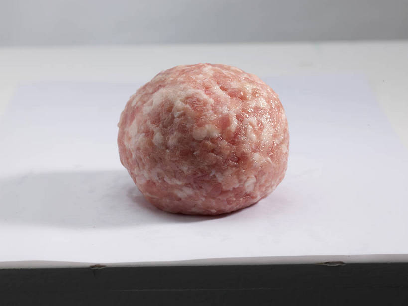 无人,横图,俯视,室内,特写,白天,餐桌,桌子,阴影,反射,影子,肉,丸子,猪肉,肉类,肉丸,一个,粉色,白色,单个,餐台,狮子头,肉食,豚肉,彩图,高角度拍摄,shjb1