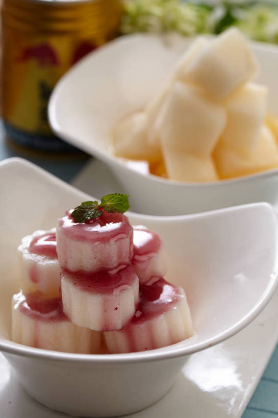 无人,竖图,俯视,室内,特写,白天,烹饪,餐桌,桌子,蔬菜,餐具,水果,叶子,朦胧,模糊,新鲜,盛开,碟子,盘,液体,陶瓷,哈密瓜,山药,生食,薄荷,料理,食品,果实,绿叶,甜瓜,银丹草,陶瓷制品,花蕾,蔬果,菜肴,美食,花,花瓣,花朵,鲜花,食物,饮料,三个,黄色,紫色,盘子,容器,碟,碗,果酱,花苞,花蕊,嫩叶,佳肴,有机食品,绿色食品,餐台,储藏,一瓶,储存,解渴,网纹瓜,甘瓜,蓝莓酱,恢复,薯蓣,怀山药,淮山药,玉延,山薯,补充,体力,功能性饮料,功能饮料,果子酱,斑叶凤梨薄荷,夜息香,叶,叶片,彩图,高角度拍摄,蓝莓山药,贮存,红牛,shjb1