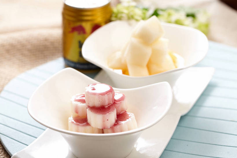 无人,横图,俯视,室内,特写,白天,烹饪,餐桌,桌子,蔬菜,餐具,水果,叶子,朦胧,模糊,新鲜,盛开,碟子,盘,液体,陶瓷,哈密瓜,山药,生食,薄荷,料理,食品,果实,绿叶,甜瓜,银丹草,杯垫,陶瓷制品,花蕾,蔬果,菜肴,美食,花,花瓣,花朵,鲜花,食物,饮料,三个,黄色,蓝色,紫色,盘子,容器,垫子,碟,碗,果酱,花苞,花蕊,嫩叶,佳肴,有机食品,绿色食品,餐台,储藏,一瓶,储存,解渴,网纹瓜,甘瓜,蓝莓酱,恢复,薯蓣,怀山药,淮山药,玉延,山薯,补充,体力,功能性饮料,功能饮料,果子酱,斑叶凤梨薄荷,夜息香,叶,叶片,彩图,高角度拍摄,蓝莓山药,贮存,红牛,shjb1