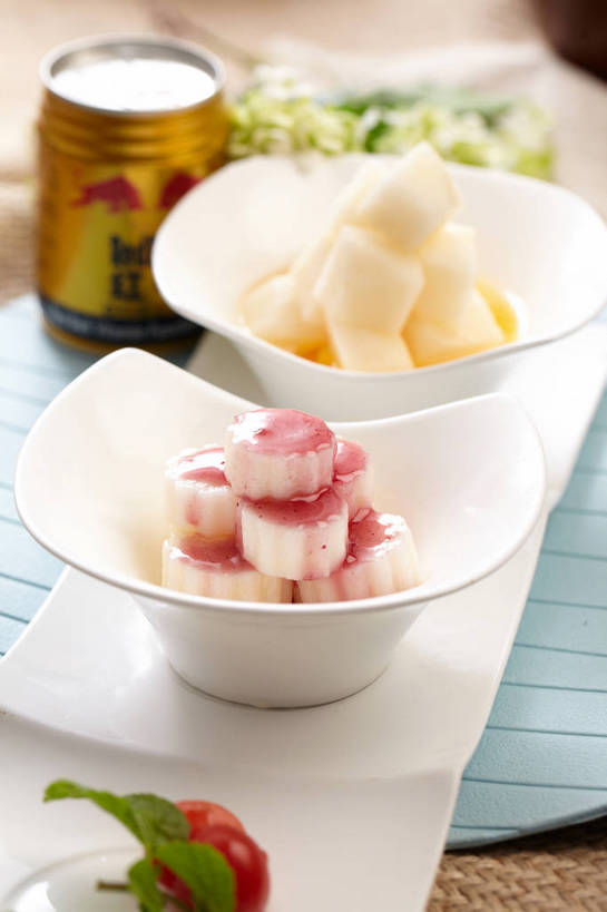 无人,竖图,俯视,室内,特写,白天,烹饪,餐桌,桌子,蔬菜,餐具,水果,叶子,朦胧,模糊,新鲜,盛开,碟子,盘,液体,陶瓷,哈密瓜,山药,生食,薄荷,料理,食品,果实,绿叶,甜瓜,银丹草,杯垫,陶瓷制品,花蕾,蔬果,菜肴,美食,花,花瓣,花朵,鲜花,食物,饮料,三个,黄色,蓝色,紫色,盘子,容器,垫子,碟,碗,果酱,花苞,花蕊,嫩叶,佳肴,有机食品,绿色食品,餐台,储藏,一瓶,储存,解渴,网纹瓜,甘瓜,蓝莓酱,恢复,薯蓣,怀山药,淮山药,玉延,山薯,补充,体力,功能性饮料,功能饮料,果子酱,斑叶凤梨薄荷,夜息香,叶,叶片,彩图,高角度拍摄,蓝莓山药,贮存,红牛,shjb1