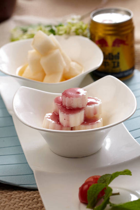 无人,竖图,俯视,室内,特写,白天,烹饪,餐桌,桌子,樱桃,蔬菜,餐具,水果,叶子,朦胧,模糊,新鲜,盛开,碟子,盘,液体,陶瓷,哈密瓜,山药,生食,薄荷,料理,食品,果实,绿叶,甜瓜,银丹草,杯垫,陶瓷制品,花蕾,蔬果,菜肴,美食,花,花瓣,花朵,鲜花,食物,饮料,三个,黄色,蓝色,紫色,盘子,容器,垫子,碟,碗,果酱,花苞,花蕊,嫩叶,佳肴,有机食品,绿色食品,餐台,储藏,一瓶,储存,解渴,网纹瓜,甘瓜,蓝莓酱,恢复,薯蓣,怀山药,淮山药,玉延,山薯,补充,体力,功能性饮料,功能饮料,果子酱,斑叶凤梨薄荷,夜息香,叶,叶片,樱珠,莺桃,英桃,楔桃,牛桃,荆桃,彩图,高角度拍摄,蓝莓山药,贮存,红牛,shjb1