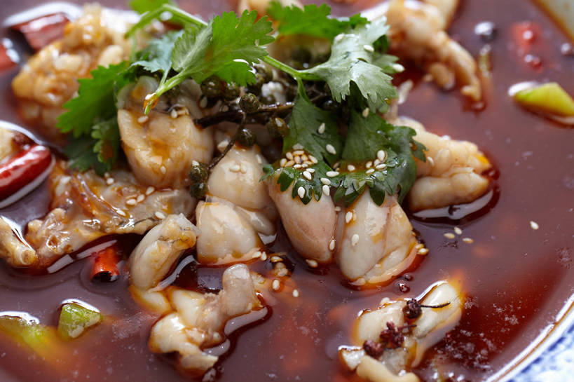 无人,横图,俯视,室内,特写,白天,烹饪,中餐,野生动物,辣椒,蔬菜,新鲜,陶瓷,香菜,肉,芝麻,料理,食品,陶瓷制品,牛蛙,菜肴,美食,肉类,食物,一个,白色,动物,容器,碗,中式,可爱,白芝麻,活泼,佳肴,有机食品,绿色食品,单个,中华料理,储藏,储存,干辣椒,脱水,肉食,辣角,红海椒,大椒,辣虎,广椒,胡菜,香荽,原荽,园荽,芫荽,脂麻,胡麻,白麻,巨胜子,油麻,胡荽,莞荽,芫茜,芫蓿,莚荽菜,辣子,红辣椒,海椒,番椒,彩图,高角度拍摄,干海椒,筒筒辣角,贮存,赣菜,江西菜,shjb1,香辣牛蛙