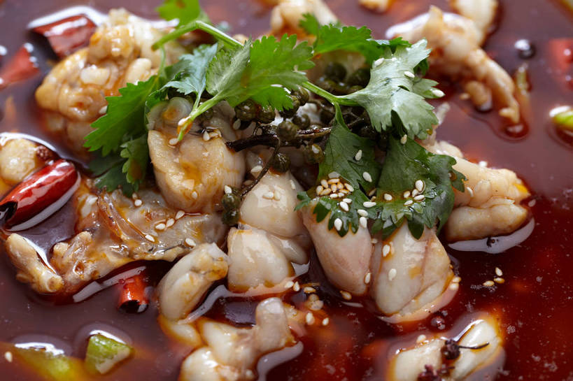 无人,横图,俯视,室内,特写,白天,烹饪,中餐,野生动物,辣椒,蔬菜,新鲜,陶瓷,香菜,肉,芝麻,料理,食品,陶瓷制品,牛蛙,菜肴,美食,肉类,食物,一个,白色,动物,容器,碗,中式,可爱,白芝麻,活泼,佳肴,有机食品,绿色食品,单个,中华料理,储藏,储存,干辣椒,脱水,肉食,辣角,红海椒,大椒,辣虎,广椒,胡菜,香荽,原荽,园荽,芫荽,脂麻,胡麻,白麻,巨胜子,油麻,胡荽,莞荽,芫茜,芫蓿,莚荽菜,辣子,红辣椒,海椒,番椒,彩图,高角度拍摄,干海椒,筒筒辣角,贮存,赣菜,江西菜,shjb1,香辣牛蛙