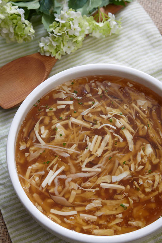 无人,竖图,俯视,室内,特写,白天,烹饪,中餐,餐桌,桌子,蔬菜,新鲜,盛开,木制,勺子,陶瓷,葱,菌菇,青葱,香菇,腌菜,蛋,蛋皮,鸡蛋,浓汤,汤,料理,食品,陶瓷制品,菌类,花蕾,羹,菜肴,美食,花,花瓣,花朵,鲜花,食物,腌制,两个,餐巾,木制品,容器,调羹,汤匙,碗,花苞,花蕊,中式,食用菌,佳肴,有机食品,绿色食品,餐台,中华料理,储藏,真菌,储存,榨菜,腌渍,卵,椎茸,保洁方巾,口布,彩图,高角度拍摄,清脆,爽口,平庄菇,香菌,香蕈,鸡卵,鸡子,贮存,shjb1,胡辣汤,糊辣汤,辣糊汤