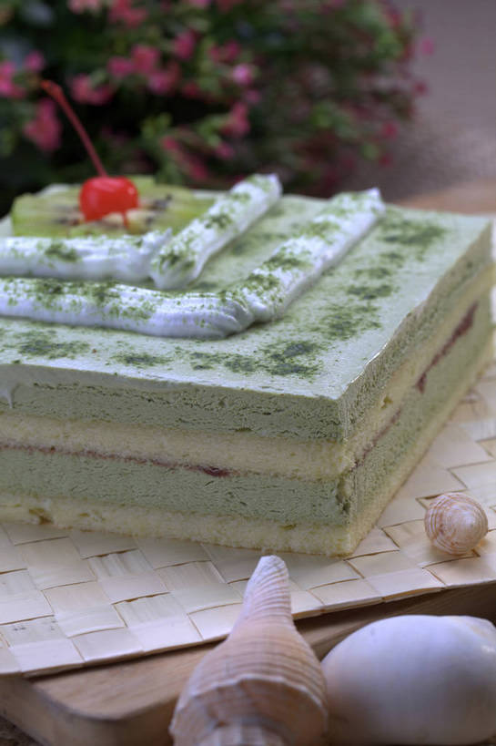 点心,无人,竖图,俯视,室内,特写,白天,下午茶,幸福,餐桌,茶,桌子,樱桃,贝壳,餐具,水果,一块,切开,新鲜,盛开,碟子,盘,生食,绿茶,抹茶,茶叶,食品,果实,花蕾,娱乐,花,花瓣,花朵,鲜花,食物,糕点,一个,粉色,红色,盘子,碟,花苞,花蕊,切,享受,休闲,温馨,放松,乐趣,有机食品,绿色食品,单个,餐台,抹茶蛋糕,提神,舒适,醒脑,剖面,切面,贝类外壳,海螺壳,软体动物外壳,樱珠,莺桃,英桃,楔桃,牛桃,荆桃,彩图,高角度拍摄,不发酵茶,苦茗,蛋糕,shjb1