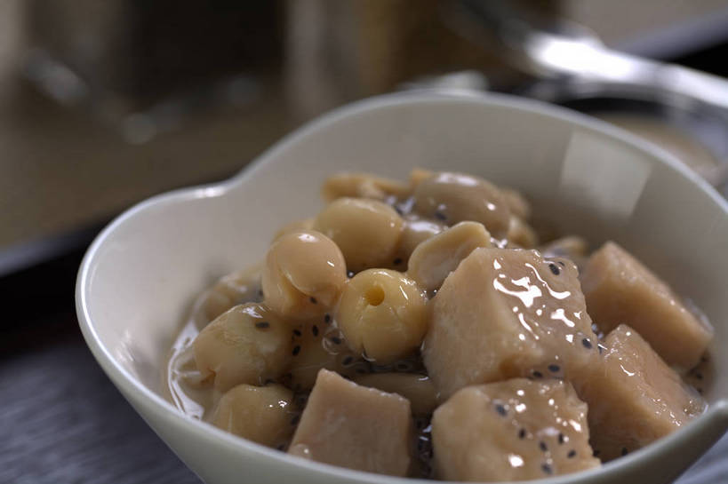 点心,无人,横图,俯视,室内,特写,白天,餐桌,桌子,蔬菜,朦胧,模糊,新鲜,陶瓷,莲子,芋头,调料,酱料,酱汁,芝麻,佐料,食品,甜点,甜品,陶瓷制品,调味品,调味料,酱,食物,一个,白色,黑色,容器,碗,甜食,毛芋,毛芋头,芋奶,有机食品,绿色食品,单个,餐台,储藏,黑芝麻,储存,脂麻,胡麻,白麻,巨胜子,青芋,油麻,莲米,莲肉,莲实,芋子,芋艿,彩图,高角度拍摄,贮存,shjb1