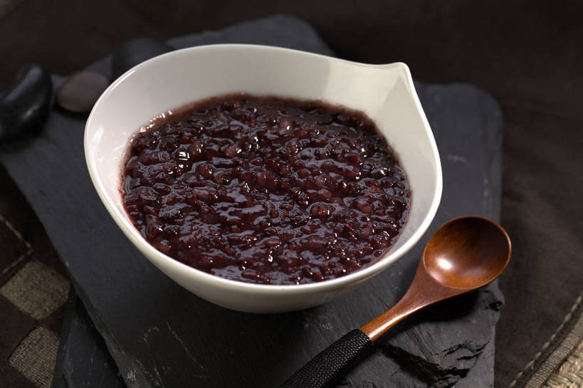 点心,无人,横图,俯视,室内,特写,白天,植物,餐桌,桌子,豆,一堆,许多,堆叠,堆积,木制,勺子,陶瓷,豆类,豆子,红豆,食品,甜点,甜品,红豆沙,陶瓷制品,很多,食物,两个,红色,白色,木制品,容器,调羹,汤匙,碗,甜食,餐台,储藏,堆,储存,赤豆,豆沙,豆科,红小豆,彩图,高角度拍摄,贮存,豆蓉,小豆,红豆泥,shjb1