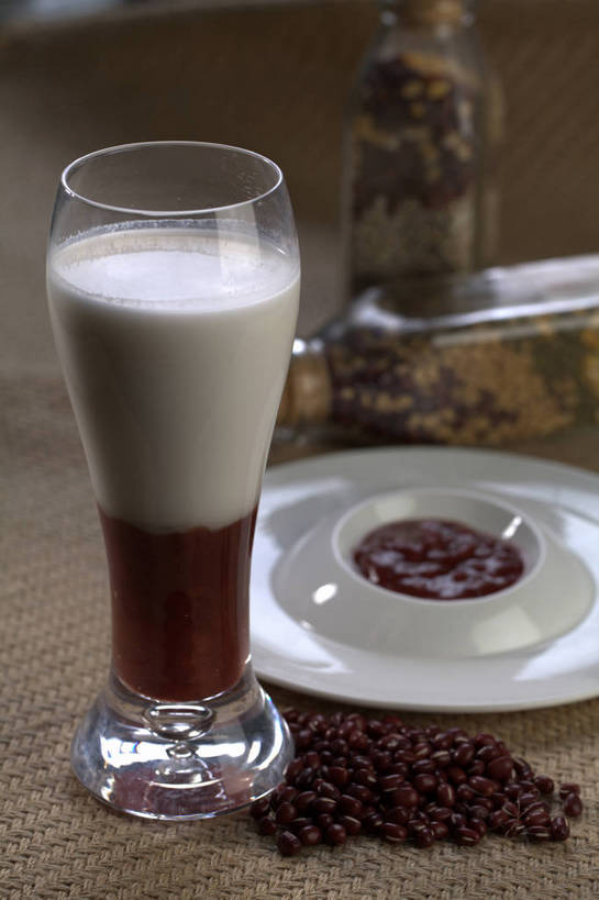 无人,竖图,俯视,室内,特写,白天,植物,餐桌,桌子,豆,杯子,餐具,一堆,许多,堆叠,堆积,朦胧,模糊,碟子,盘,陶瓷,豆类,豆子,红豆,红豆沙,陶瓷制品,饮品,很多,一杯,玻璃制品,饮料,两个,三个,红色,白色,盘子,瓶子,容器,水杯,碟,碗,餐台,储藏,堆,储存,可口,赤豆,豆沙,豆科,红小豆,适口,玻璃杯,彩图,高角度拍摄,贮存,豆蓉,小豆,红豆泥,shjb1