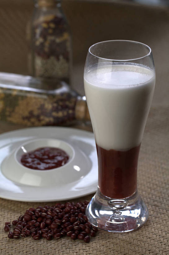 无人,竖图,俯视,室内,特写,白天,植物,餐桌,桌子,豆,杯子,餐具,一堆,许多,堆叠,堆积,朦胧,模糊,碟子,盘,陶瓷,豆类,豆子,红豆,红豆沙,陶瓷制品,饮品,很多,一杯,玻璃制品,饮料,两个,三个,红色,白色,盘子,瓶子,容器,水杯,碟,碗,餐台,储藏,堆,储存,可口,赤豆,豆沙,豆科,红小豆,适口,玻璃杯,彩图,高角度拍摄,贮存,豆蓉,小豆,红豆泥,shjb1