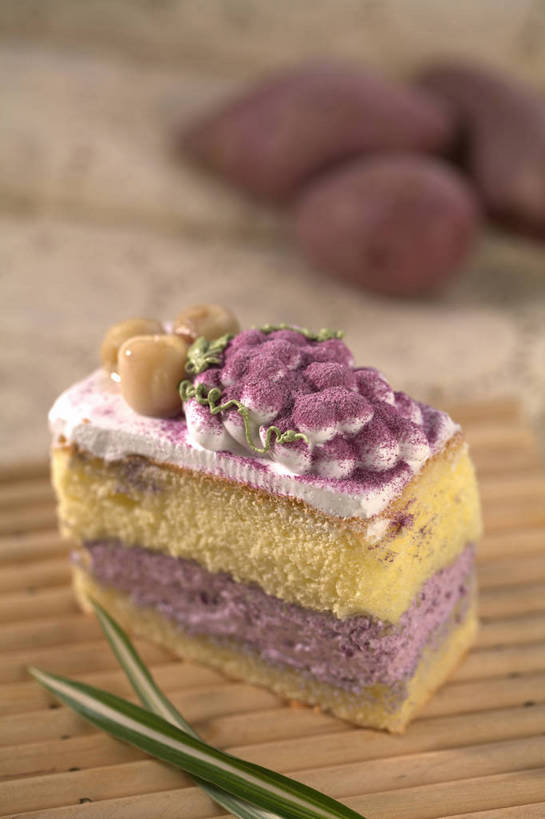 点心,无人,竖图,俯视,室内,特写,白天,下午茶,餐桌,桌子,蔬菜,叶子,一块,切开,朦胧,模糊,新鲜,木制,粉末,食品,绿叶,杯垫,食物,一个,白色,木制品,垫子,奶油,切,嫩叶,粉,有机食品,绿色食品,单个,餐台,乳制品,紫薯,剖面,切面,粉状,粉剂,黑薯,激凌,克林姆,淇淋,紫红薯,叶,叶片,山芋,甘薯,番薯,地瓜,彩图,高角度拍摄,蛋糕,shjb1